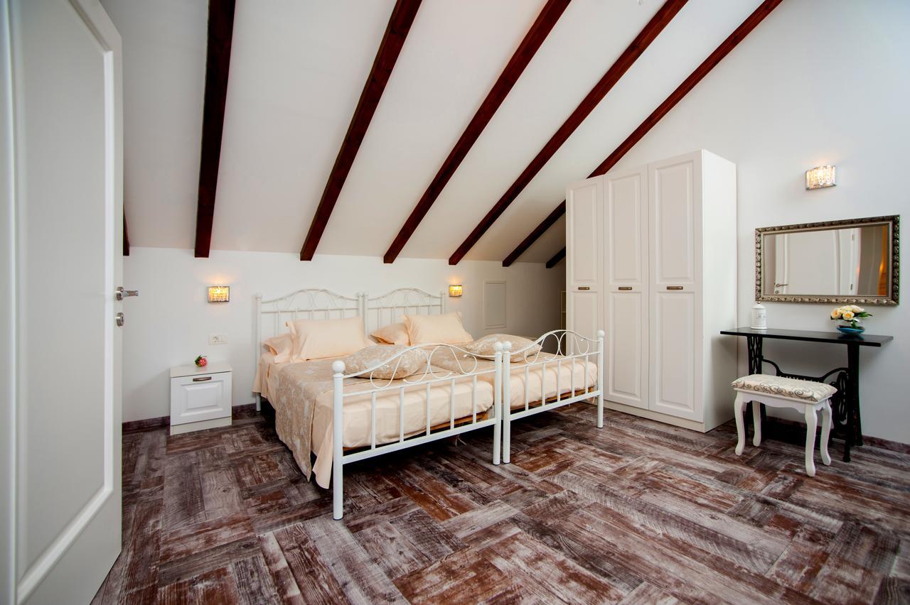 Luxury Villa Kate - In Lucice Bay With Turquoise Sea, Amazing Seaviews, And Heated Pool Milna  Exterior foto